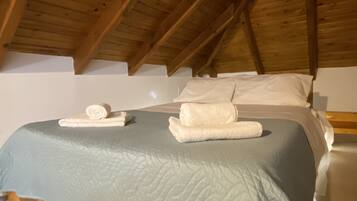 5 bedrooms, desk, soundproofing, iron/ironing board