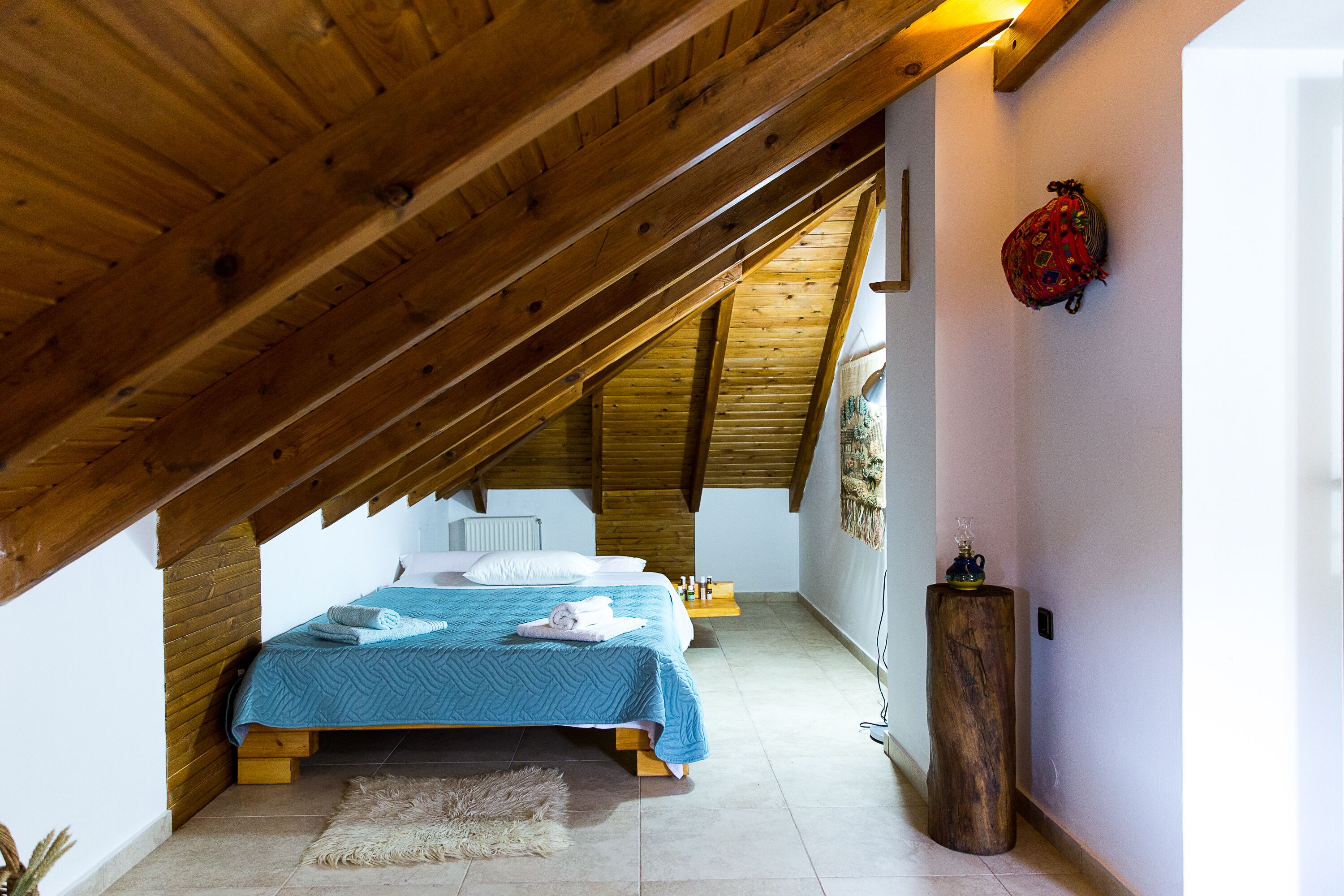 5 bedrooms, desk, soundproofing, iron/ironing board