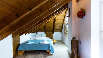 5 bedrooms, desk, soundproofing, iron/ironing board