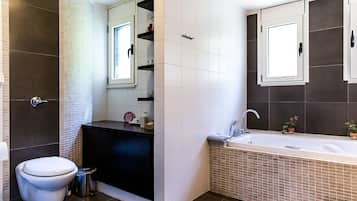 Bathtub, jetted tub, hair dryer, towels