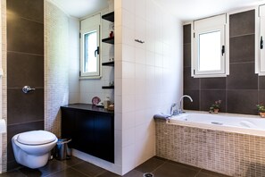 Badekar, boblebad, hårføner og håndklær