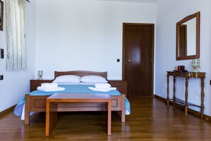 5 bedrooms, desk, soundproofing, iron/ironing board