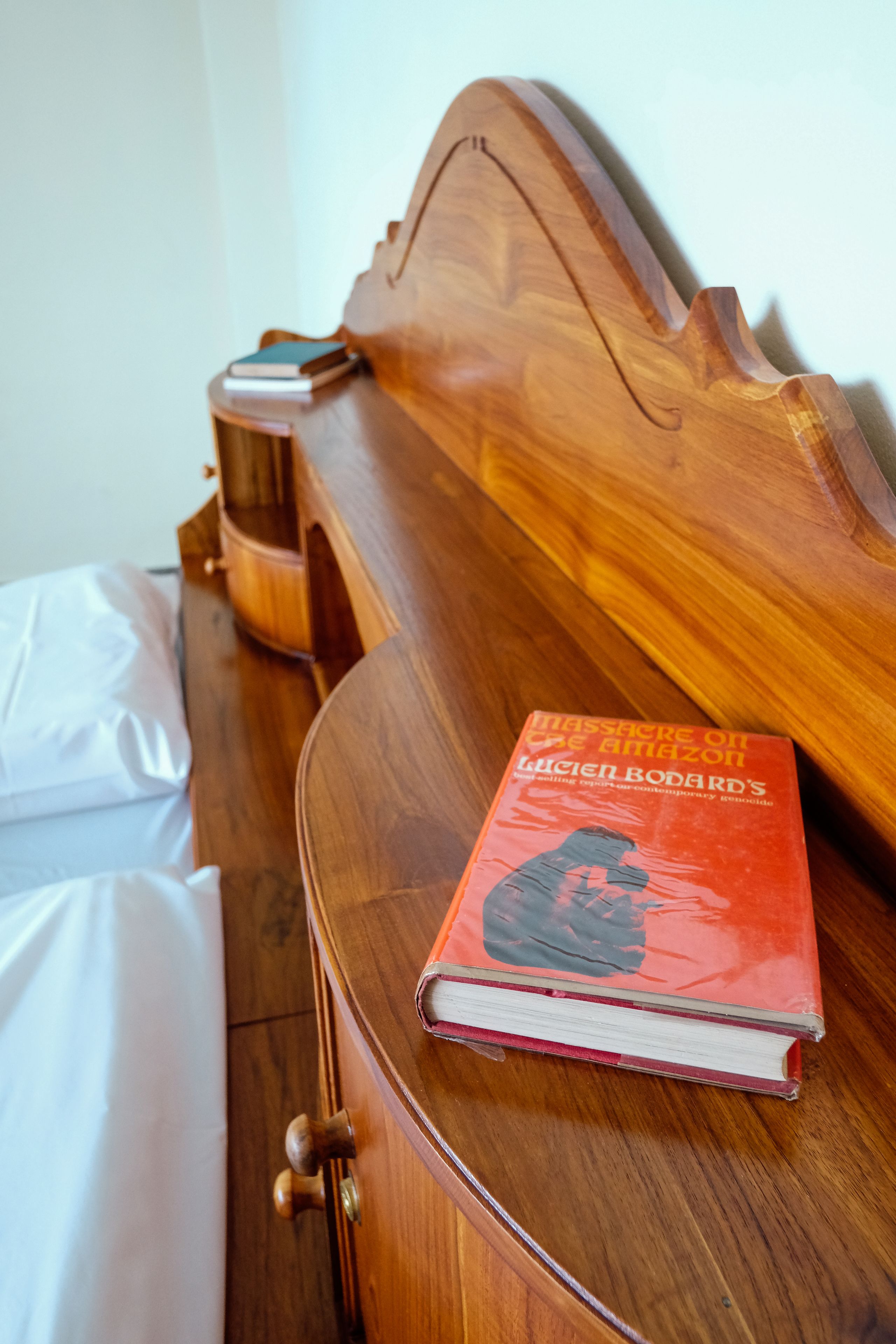 Cabecera de madera con un libro titulado "Masacre en el Banzai" encima.