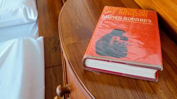 Cabecera de madera con un libro titulado "Masacre en el Banzai" encima.
