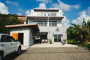 Fachada de la propiedad