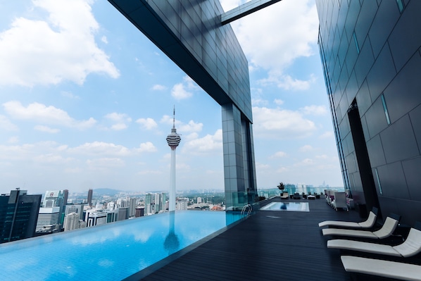 Outdoor pool - Victoria Home Platinum Suites (Kuala Lumpur)