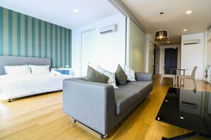 Deluxe Room, 1 Bedroom | Desk, blackout drapes, iron/ironing board, free WiFi - Victoria Home Platinum Suites (Kuala Lumpur)