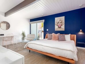 3 bedrooms, iron/ironing board, WiFi, bed sheets - Bubble Gum Modern: Mid-Century Alexander Retreat (Palm Springs)