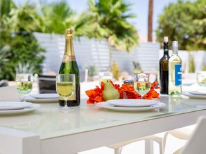 Outdoor dining - Bubble Gum Modern: Mid-Century Alexander Retreat (Palm Springs)