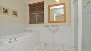 Een bad, milieuvriendelijke toiletartikelen, een haardroger, zeep