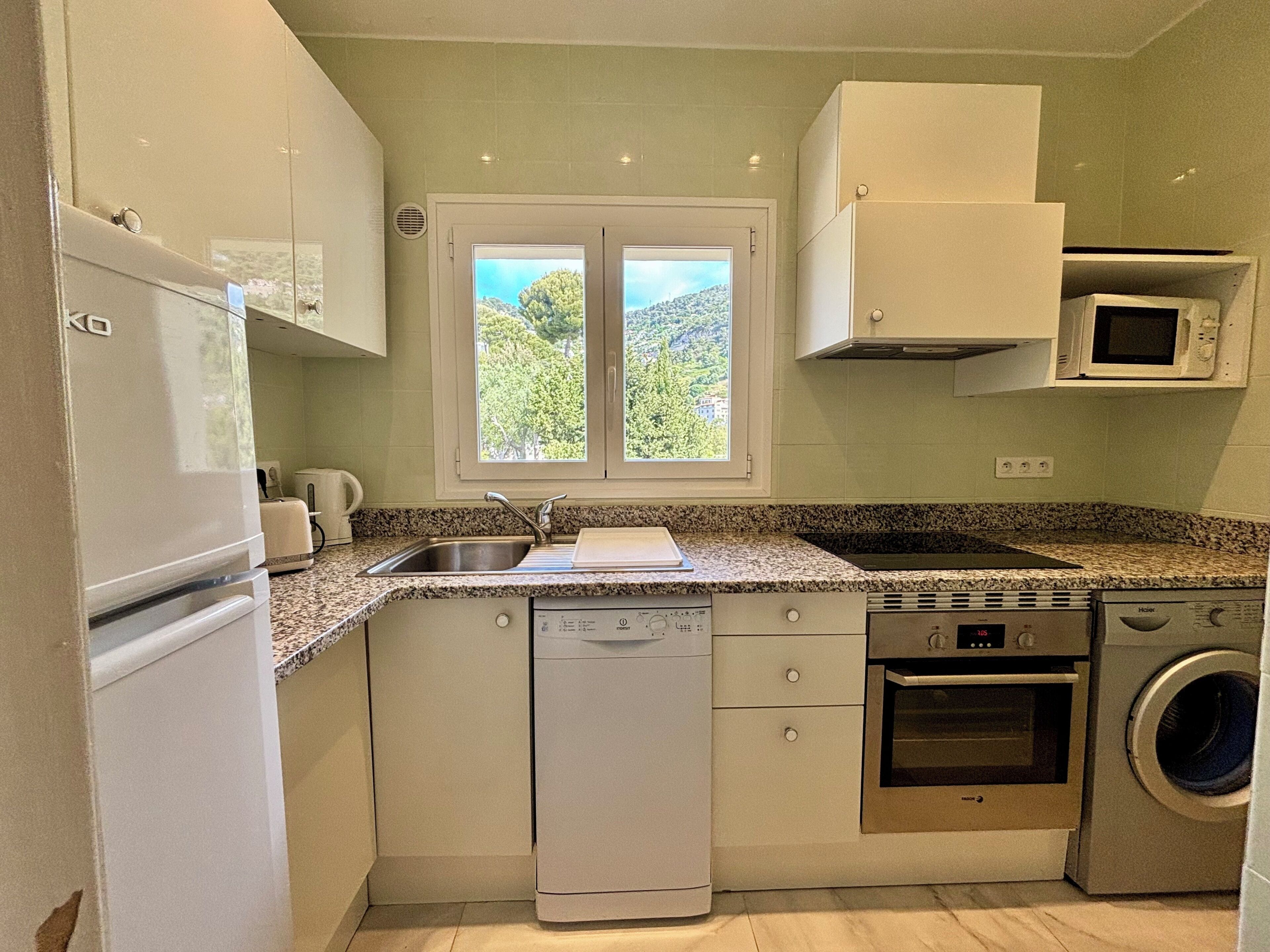 Frigorifero, microonde, forno, piano cottura