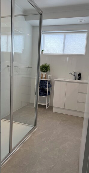 Badewanne, Haartrockner, HandtĂŒcher, Shampoo
