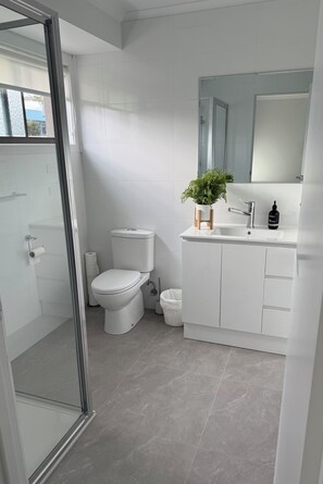 Badewanne, Haartrockner, HandtĂŒcher, Shampoo