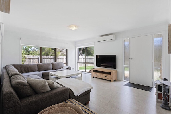 Televisor, reproductor de DVD, llibres i estèreo