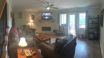 TV connectée, cheminée, Netflix, lecteur de DVD