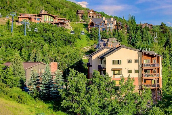 Exterior - Ski Out/Walk In w/Unforgettable Views-Hot Tub-Garage-Grill-Deck-W/D in Unit-Fireplace-Updated/Quiet (Steamboat Springs)