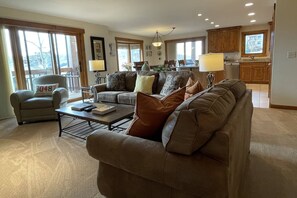 Smart-TV, Kamin, DVD-Player, Bücher