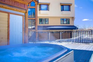 Outdoor spa tub - Ski Out/Walk In w/Unforgettable Views-Hot Tub-Garage-Grill-Deck-W/D in Unit-Fireplace-Updated/Quiet (Steamboat Springs)
