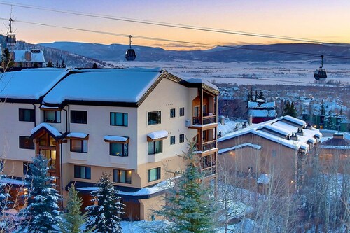 Ski Out/Walk In w/Unforgettable Views-Hot Tub-Garage-Grill-Deck-W/D in Unit-Fireplace-Updated/Quiet
