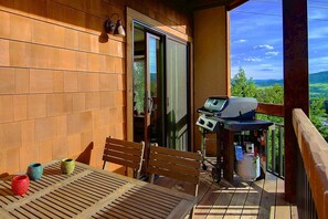 Outdoor dining - Hike Out/Walk In w/Unforgettable Views-Hot Tub-Garage-Grill-Deck-W/D in Unit-Fireplace-Updated/Quiet (Steamboat Springs)