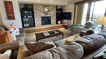 Smart-tv, een open haard en boeken