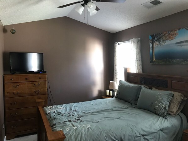 2 bedrooms, desk, WiFi, bed sheets