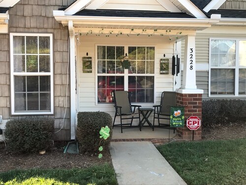 1 Story Townhome Rock Hill, lähellä Charlotte, Lake Wylie, Carowinds & I-77.