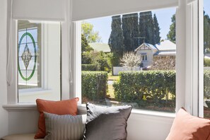 3 Bedroom Cottage | Living area | Smart TV, fireplace, Netflix