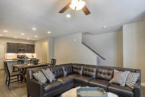 TV - Pool Access: Upscale & Modern Austin Townhome (Austin)