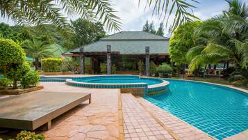 Una piscina al aire libre, tumbonas