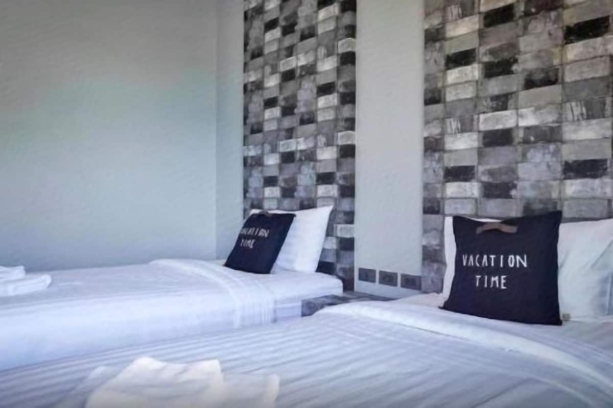 Frigobar, cofres nos quartos, escrivaninha, cortinas blackout
