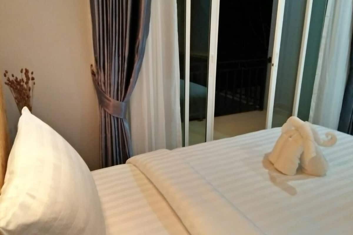 Frigobar, cofres nos quartos, escrivaninha, cortinas blackout