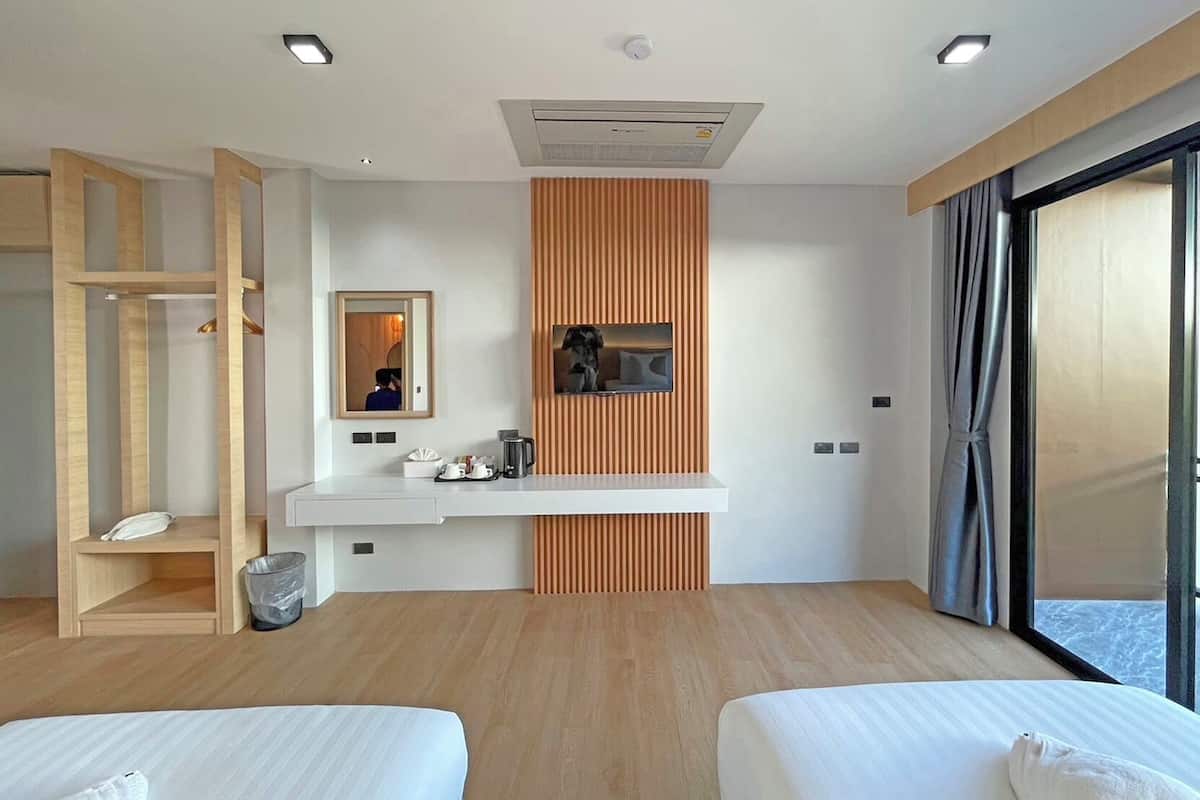 Frigobar, cofres nos quartos, escrivaninha, cortinas blackout