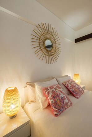 1 habitación, escritorio, tabla de planchar con plancha y cuna de viaje