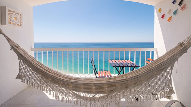 A hammock on a balcony with a view of the ocean. - Direct & Private beach access. 30 km from Lisbon (Sesimbra)