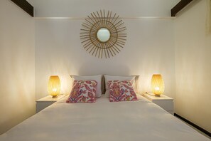 1 slaapkamer, een bureau, een strijkplank/strijkijzer, reisbedje