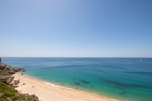 Accommodatie ligt op het strand, ligstoelen, strandlakens