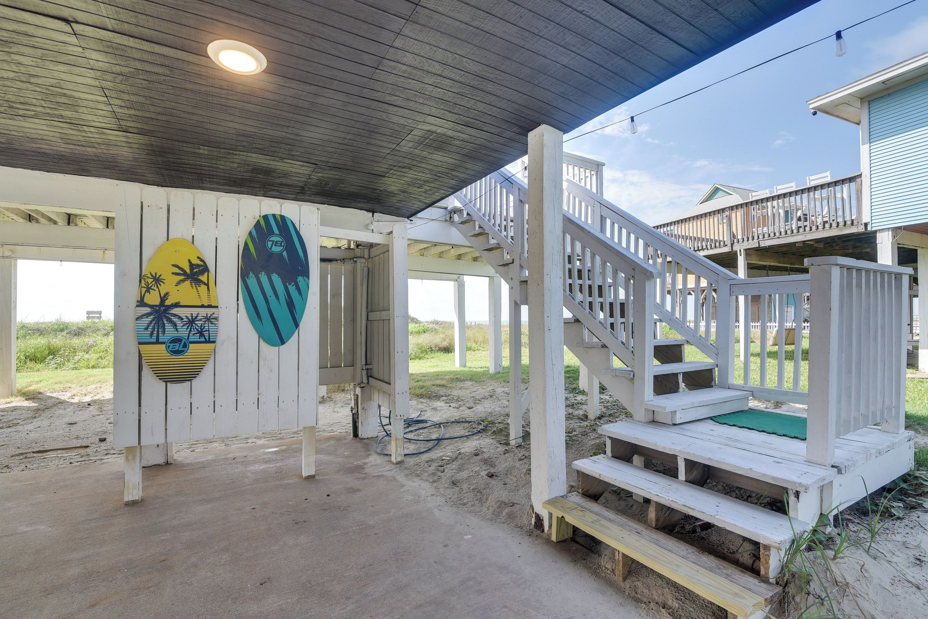 Beach House w/ Oceanfront Deck in Galveston! Reviews, Deals
