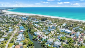 Eine Küstenwohngegend mit Strand, Häusern und einem Fluss.