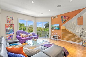 Een smart-tv, een kantoor, een computerscherm en een printer