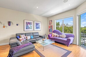 Een smart-tv, een kantoor, een computerscherm en een printer