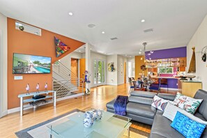 Älytelevisio, työhuone, tietokoneen näyttö, tulostin