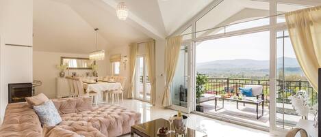 TV connectée, cheminée, baby-foot, table de tennis de table