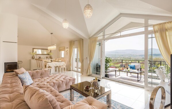 تلفزيون ذكي، مدفأة، كرة قدم الطاولة، تنس طاولة