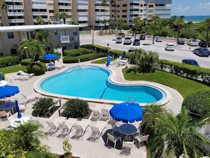 Utendørsbasseng og et oppvarmet basseng