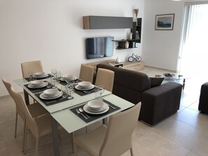 Dining - Azure Cottage: Beautiful, modern 3 bedroom apartment with communal swimming pool (Marsalforn)