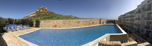 Azure Cottage: Beautiful, modern 3 bedroom apartment with communal swimming pool