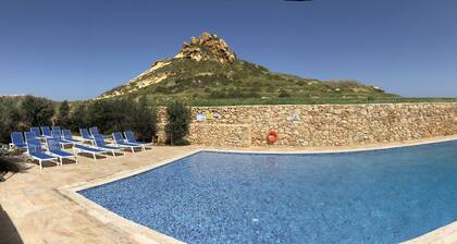 Azure Cottage: Kaunis, moderni 3 makuuhuoneen huoneisto, jossa on uima-allas