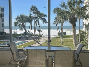 Outdoor dining - Island House Beach Resort 11N (Siesta Key)