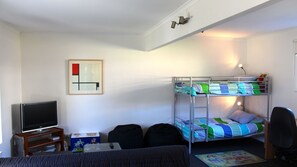 2 slaapkamers, een bureau, een strijkplank/strijkijzer, gratis wifi